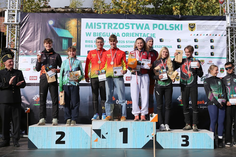 Jędrek_na_podium.jpeg
