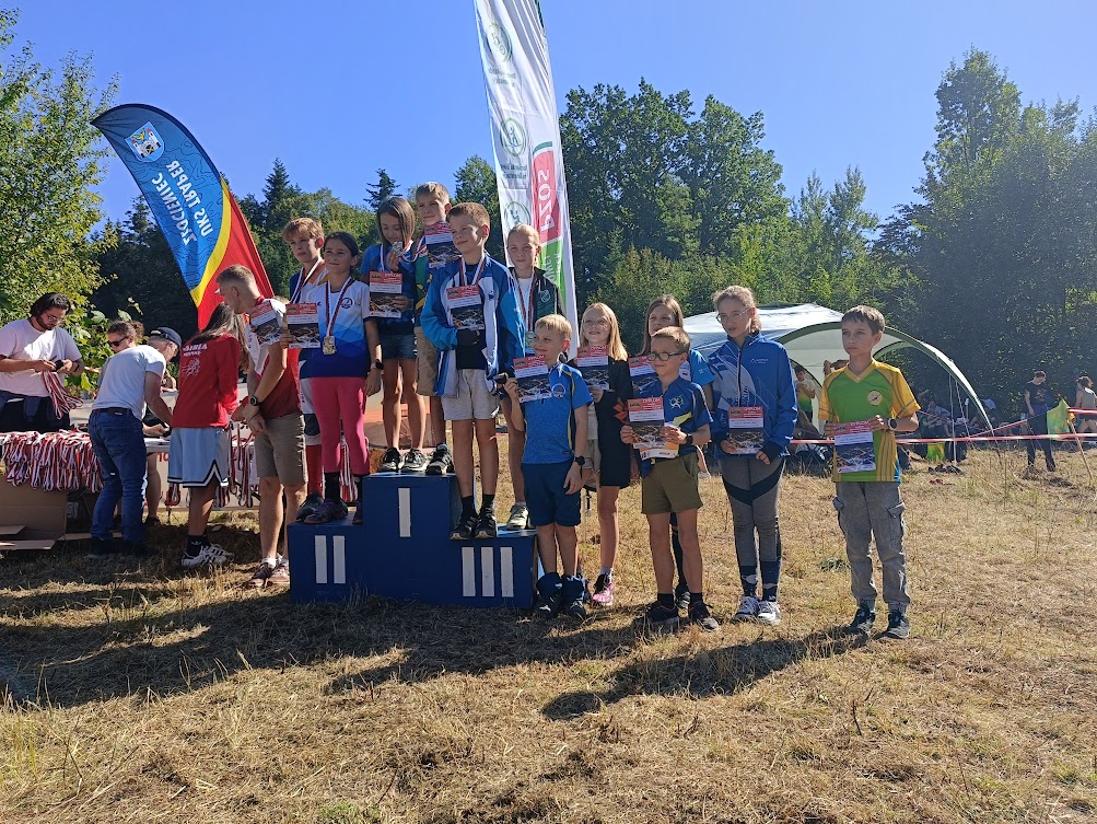 zawodnicy_na_podium.jpeg